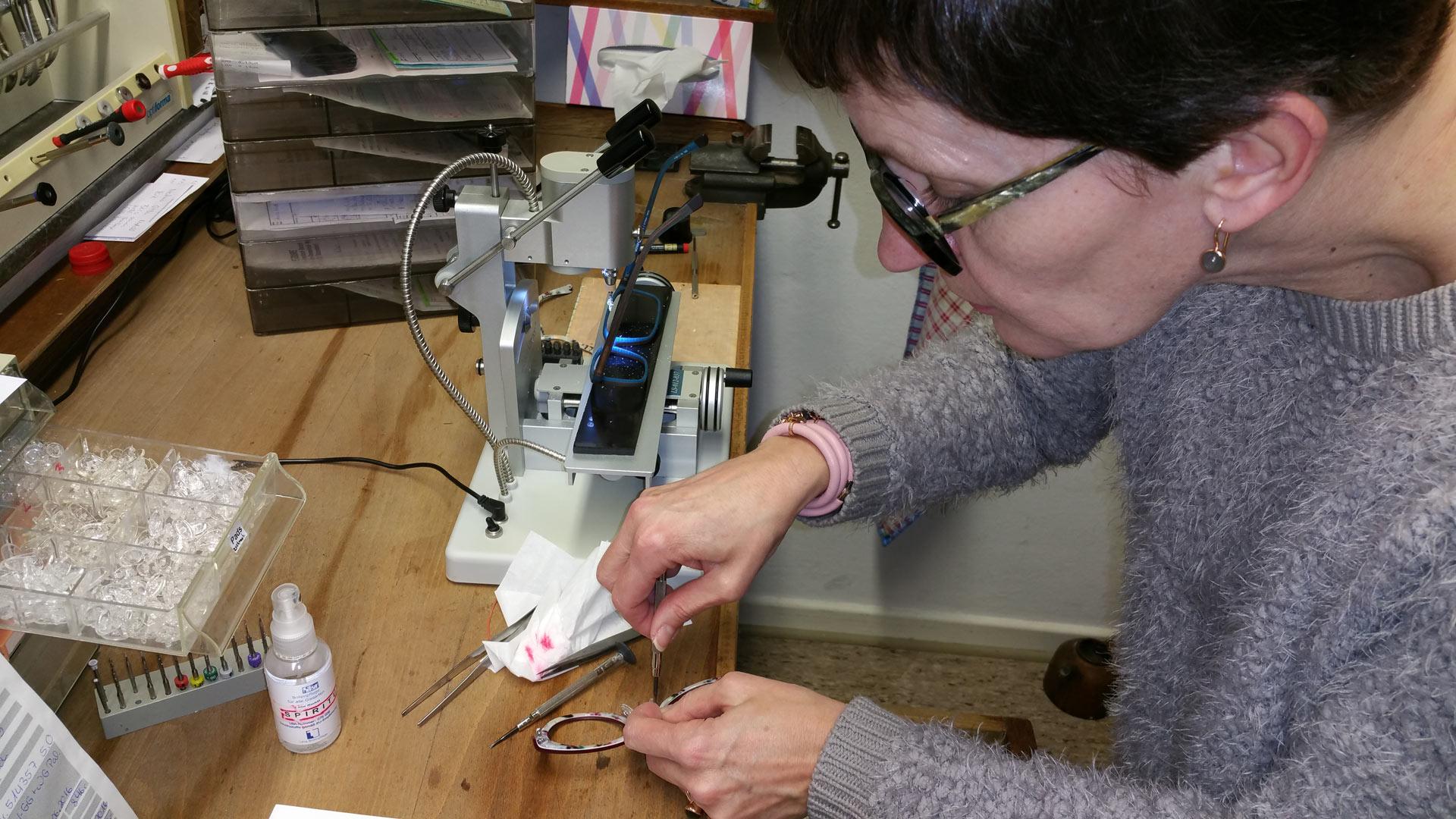 Annette Lampen bei der Umgestaltung einer Brille, bei der sie die Nasenauflage durch Nasenpads ersetzt.