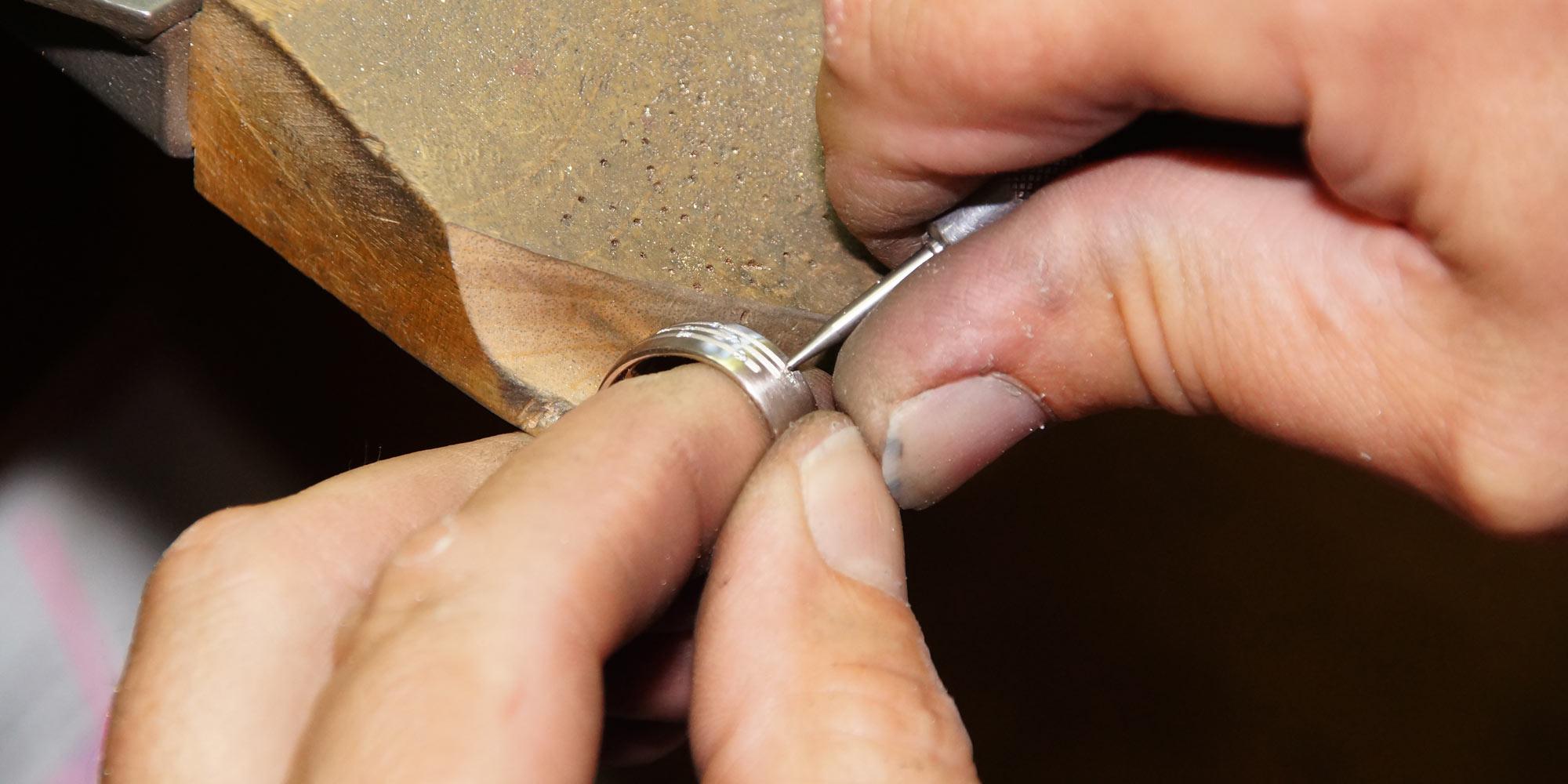 In der Werkstatt: Trauring Stein fassen